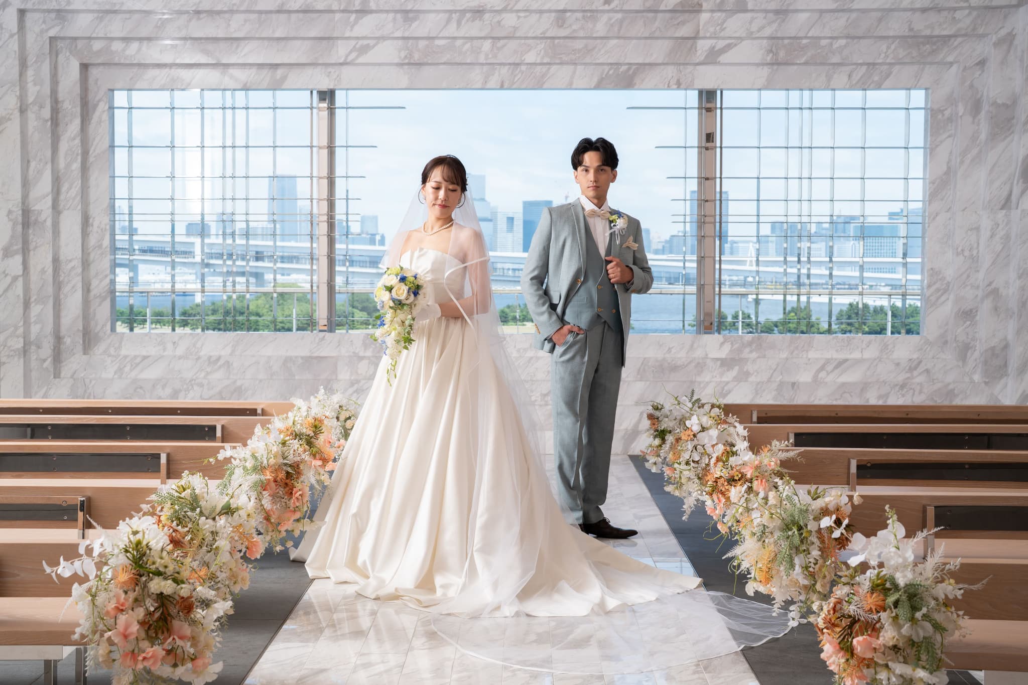 【自然光が差し込む本格チャペルで叶えるフォトウエディング】自然光が差し込む本物のチャペルで撮影できるフォトウエディング。 実際に挙式が行われている本格チャペルで、厳かな雰囲気と柔らかな光に包まれた特別な一枚を残せます。